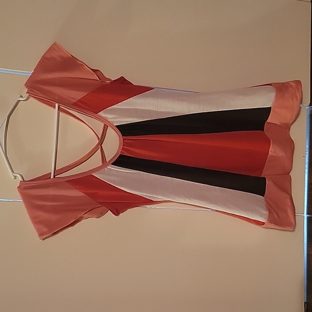 Cute cross back and flutter sleeve top! Vanity- size M